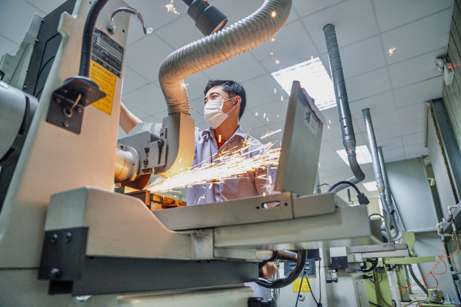 Seasoned surface grinding technician on the quest for precision