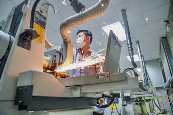 Seasoned surface grinding technician on the quest for precision